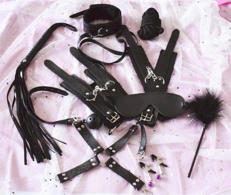 Pack bondage babe